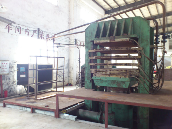 油溫機在平板硫化機使用現場 油溫機在平板硫化機使用現場